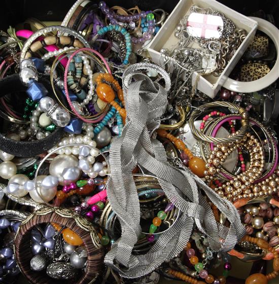 A quantity of mixed costume jewellery.